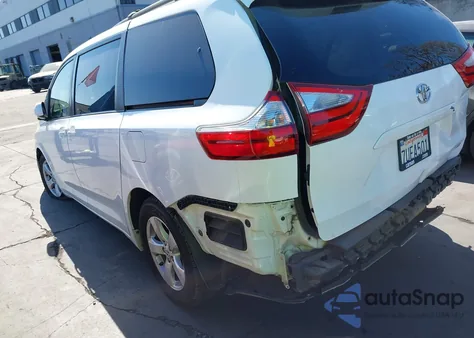 2016 Toyota Sienna Le 8 Passenger z USA, uszkodzony, nr VIN 5TDKK3DC0GS717160